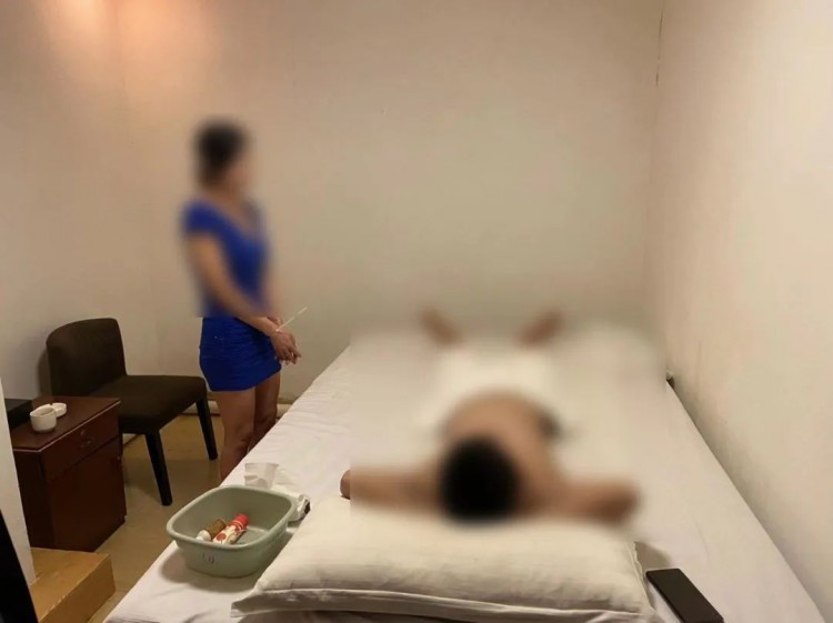 失足妇女线上线下招客休闲会所内暗藏秘密泰式服务警方捣毁2个涉黄窝点！